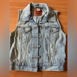 LEVIS Blue Snake Print Denim Trucker Distressed Vest Size XS.